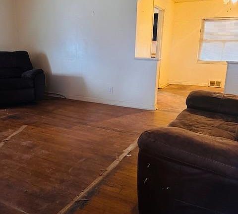 4th image of 3011 Cavanaugh Ave