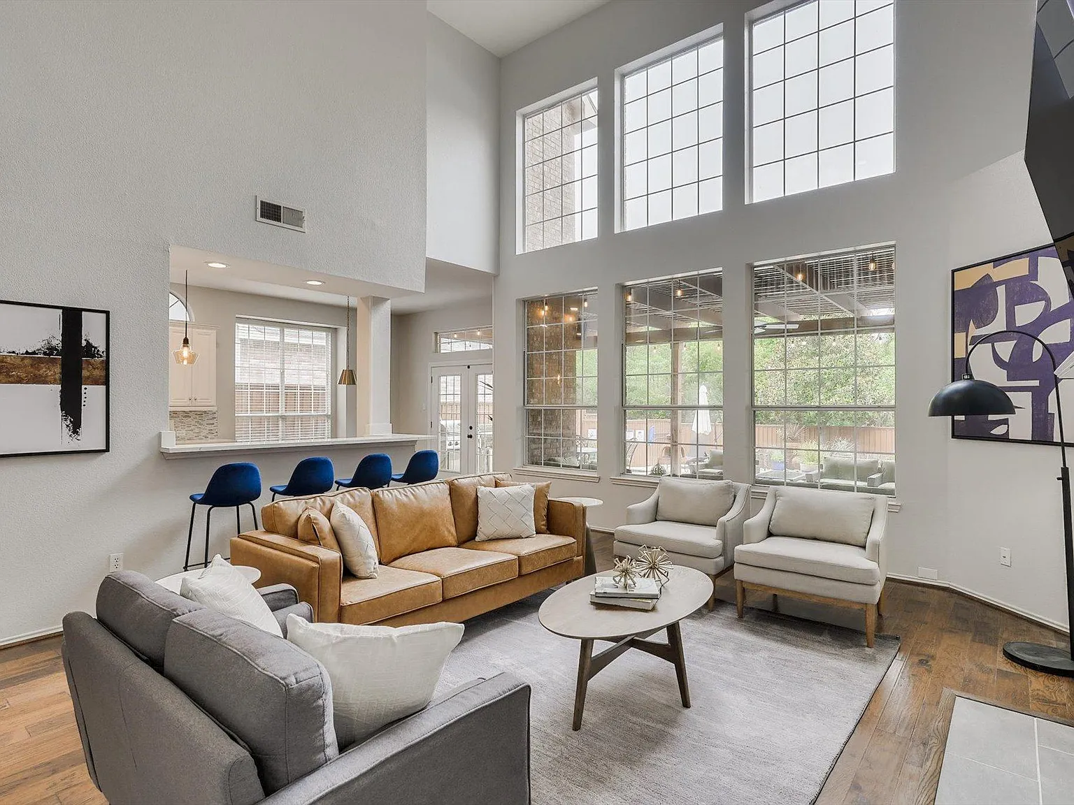 6 bed, 4157 sqft, $9,750 — Photo 2