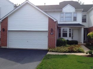 104 S Pembroke Cir, Lake Bluff, IL 60044