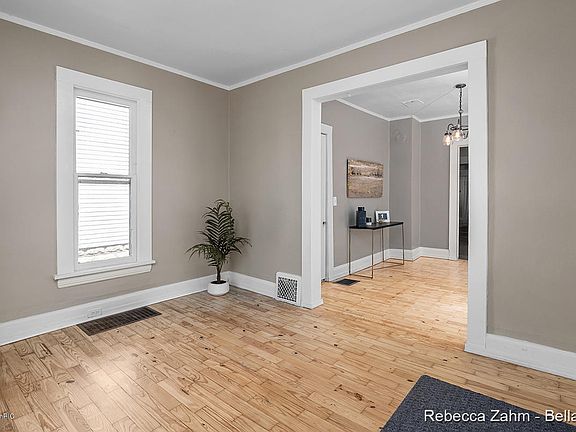 4th image of 1018 Pine Ave NW