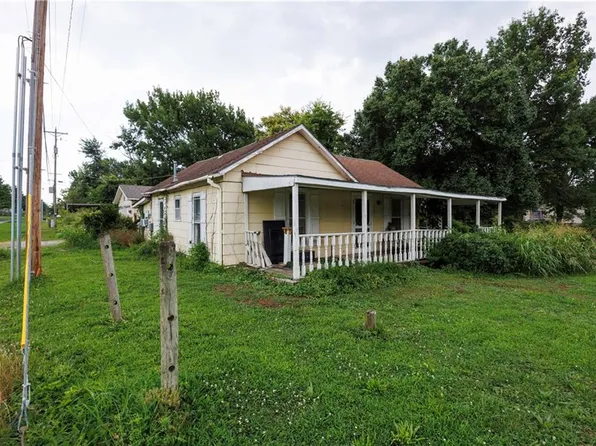 1420 N 4th St, Neodesha, KS 66757