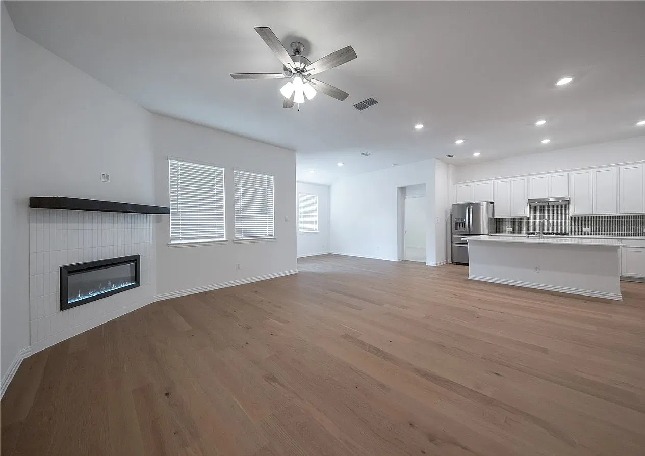 5 bed, 2880 sqft, $2,195 — Photo 2