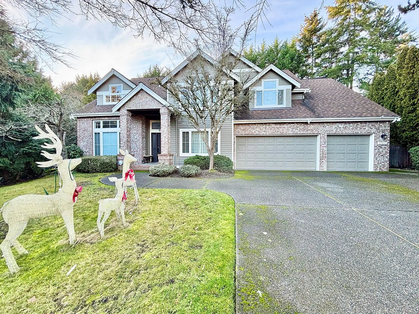 Luxurious 4BR Bellevue Oasis For Rent — Photo 2