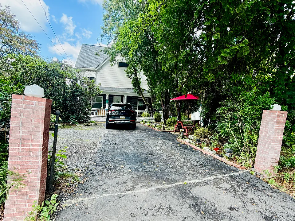 2044 Cedar Ave