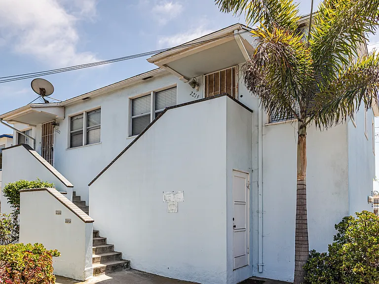 2221 Cable St — Photo 1