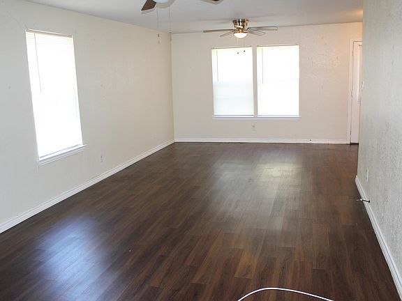 5th image of 1716 Willow Hollow Dr