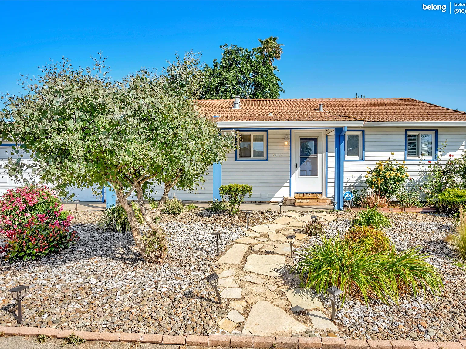 3 bed, 1.0 bath, 988 sqft, $2,400 — Photo 2