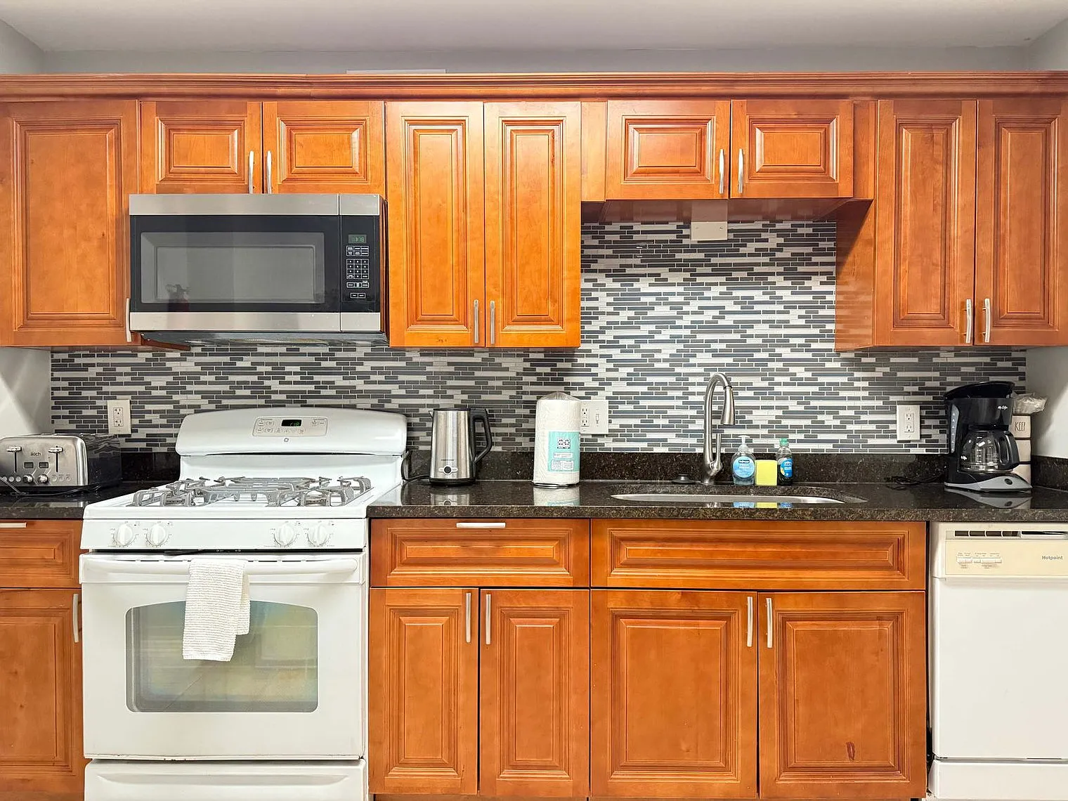3 bed, 2.0 bath, 990 sqft, $3,318 — Photo 2