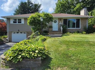 3 Meadow Ln, Dudley, MA 01571
