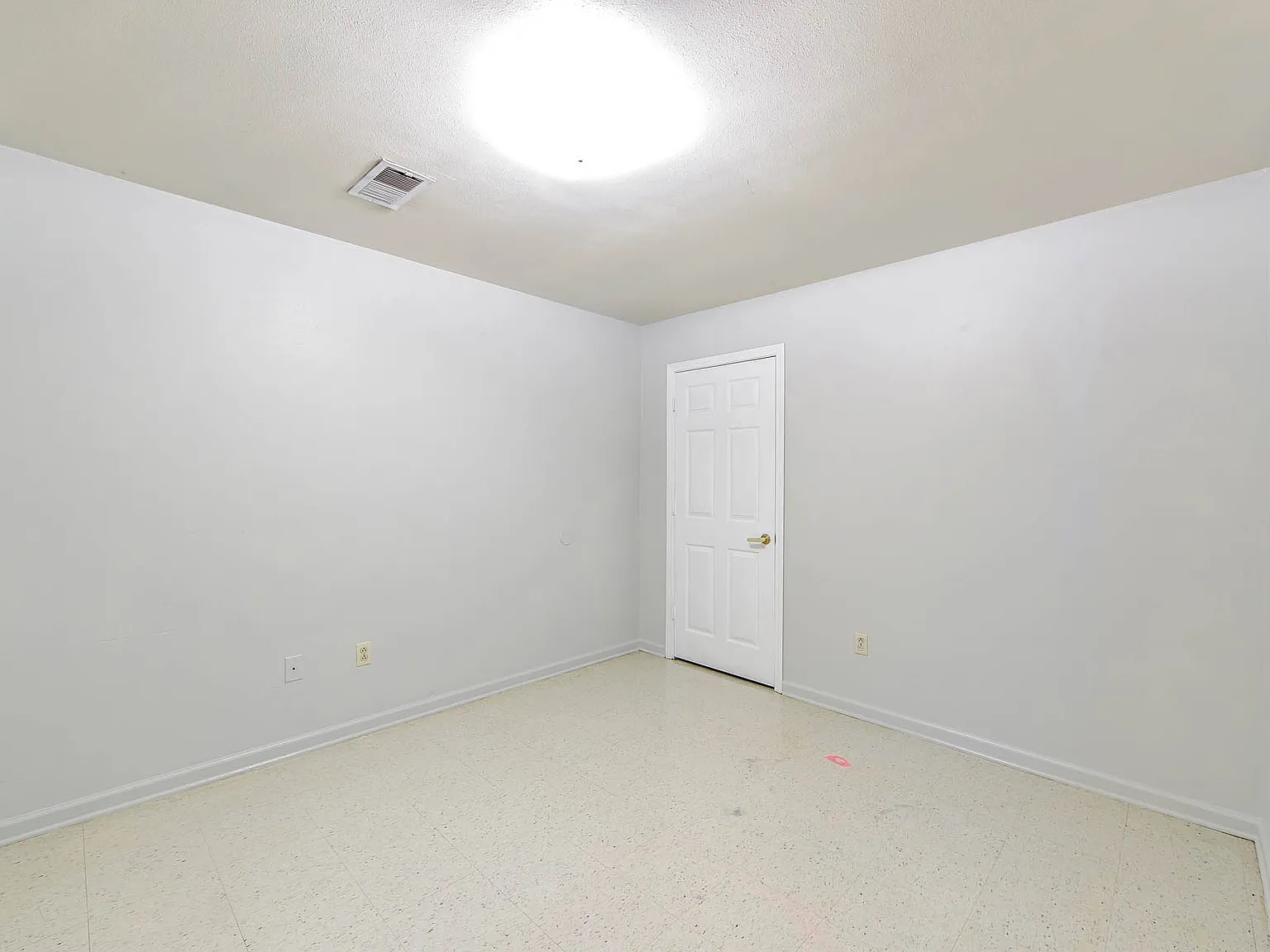 1200 Louise St — Photo 2