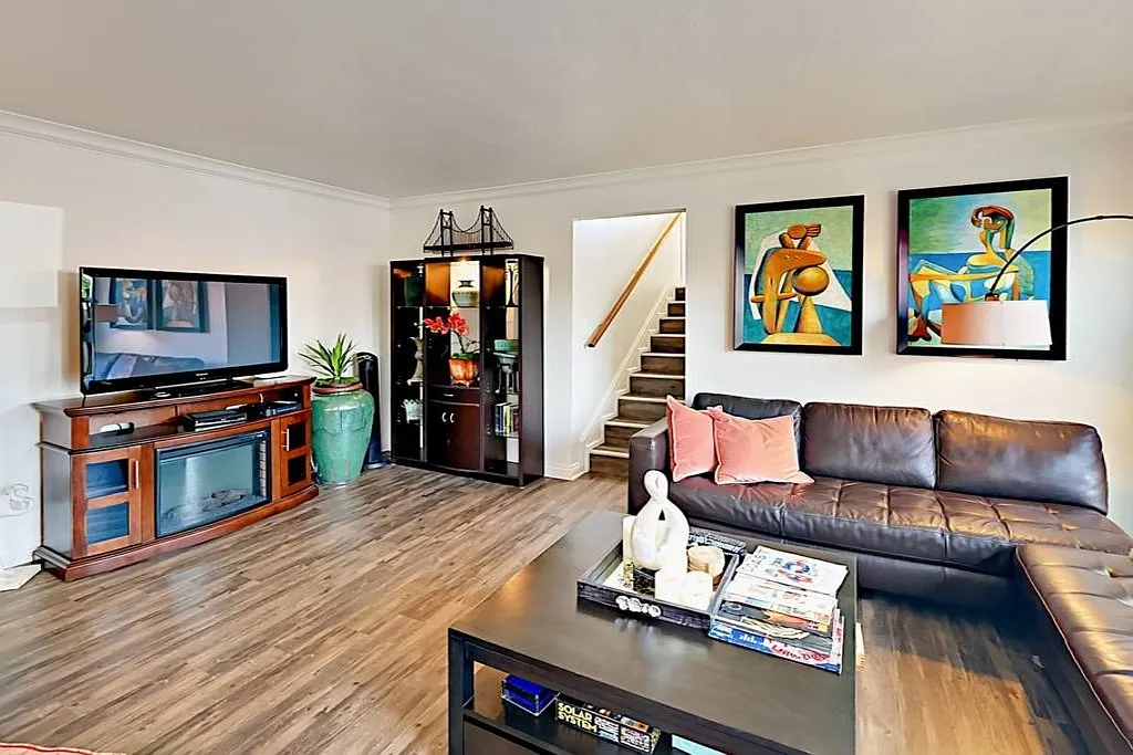 2458 Santa Ana Avenue — Photo 3