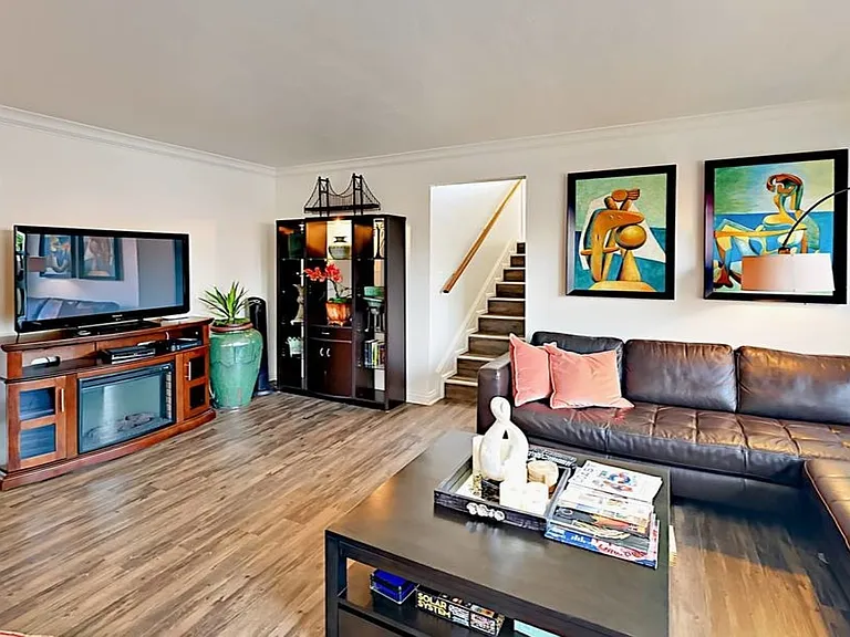 2458 Santa Ana Ave — Photo 3