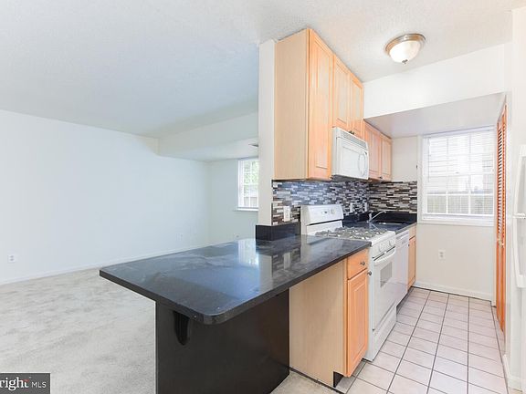 5th image of 415 N West St APT 2