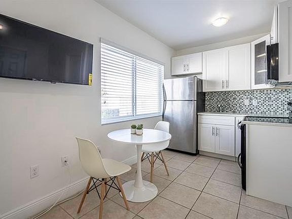 5th image of 6971 Carlyle Ave Unit 203-6971-2