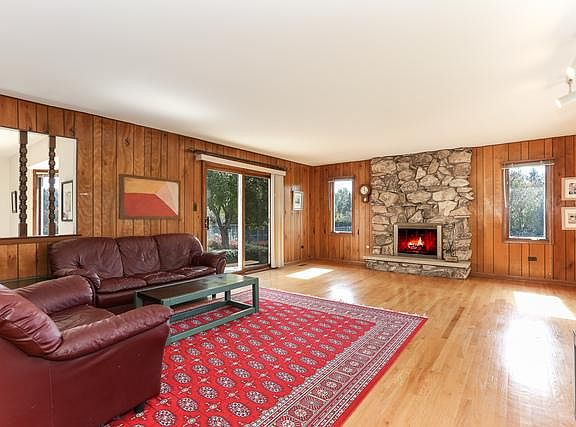 4th image of 25 Country Manor Ln