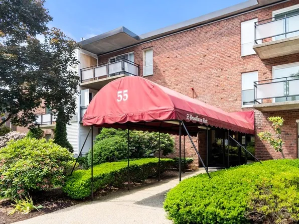 55 Broadlawn Park APT 18A, Chestnut Hill, MA 02467