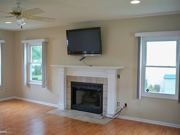 5th image of 36599 Orchard Lake Dr