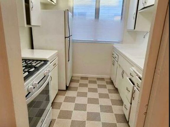 2nd image of 918 S Bedford St #5
