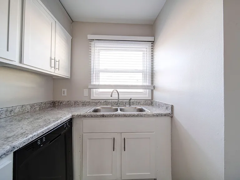 2505 S Charles Blvd — Photo 26