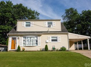 58 Pinetree Dr, Parlin, NJ 08859