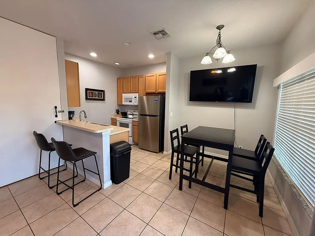 2411 Caravelle Cir — Photo 2