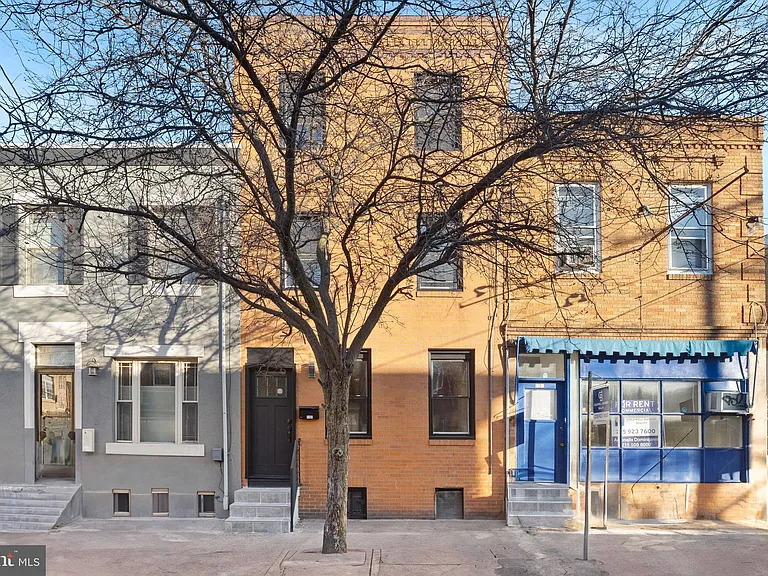 1203 Moore St — Photo 2
