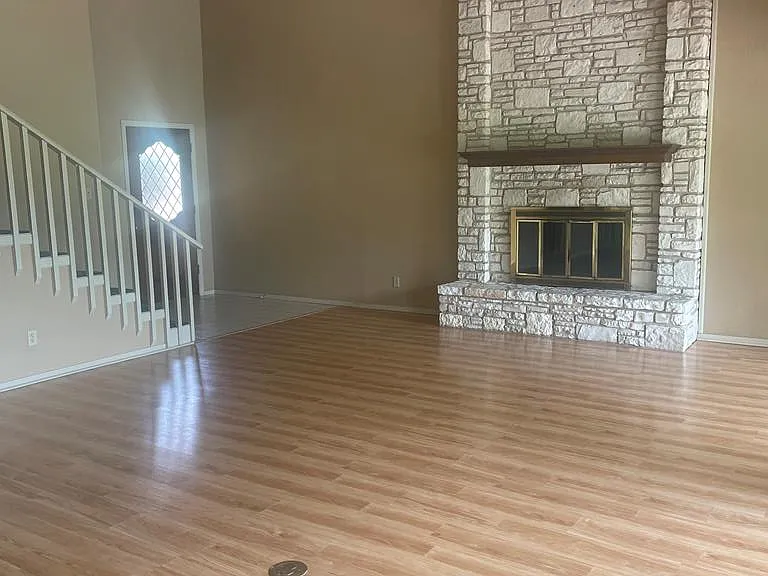 379 Englewood Dr — Photo 8