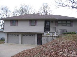 2411 Shamrock Ln, Saint Joseph, MO 64505