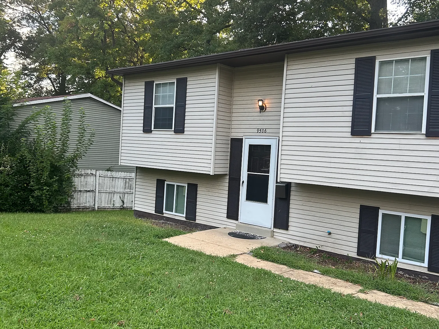 3 bed, 820 sqft, $3,300 — Photo 1