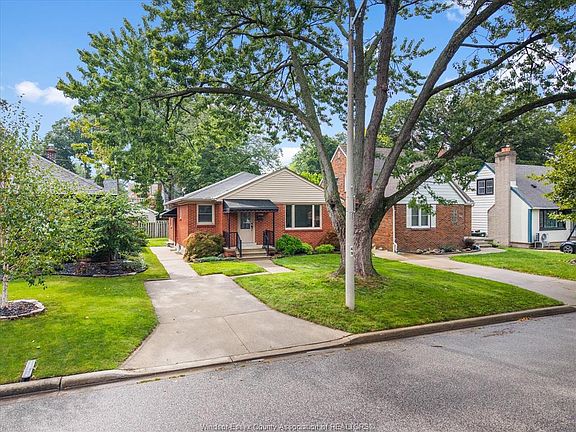 3rd image of 2567 Windermere Rd