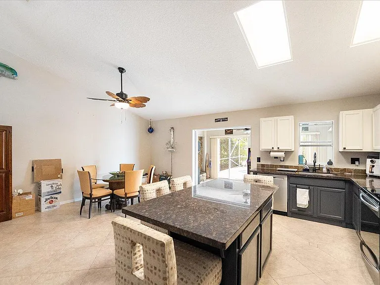 279 SW Glenwood Dr — Photo 3