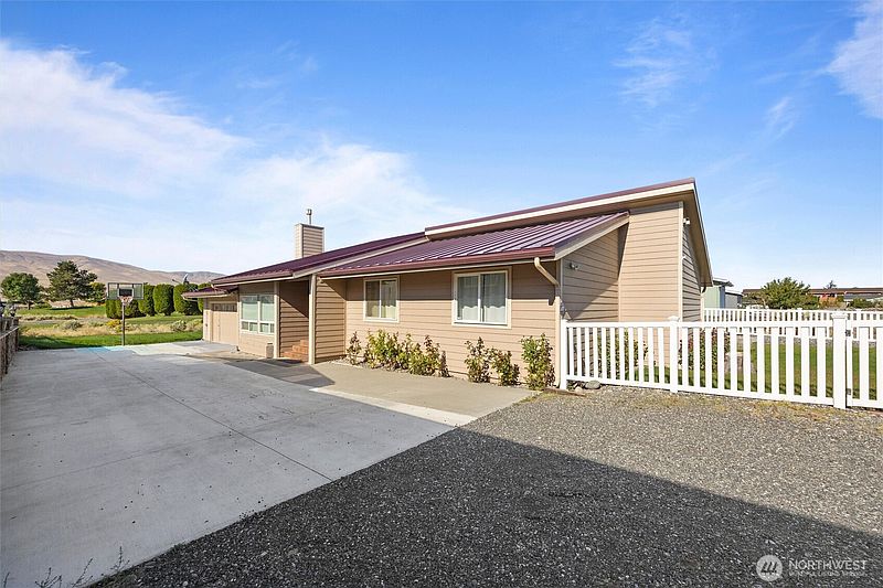 3rd image of 210 SW Pear Place
