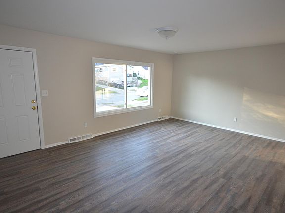 4th image of 251 Pauline Ave