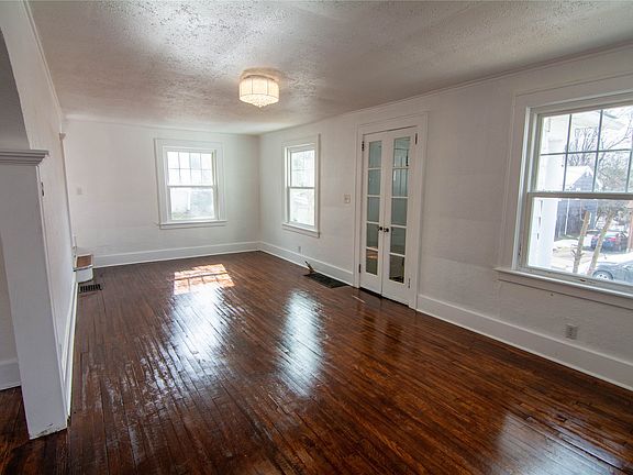 4th image of 132 Crary Ave