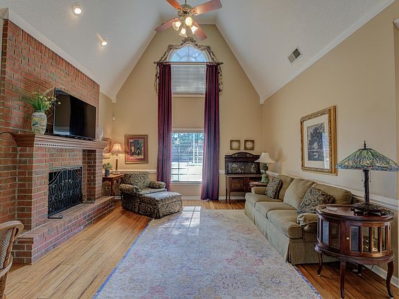 5th image of 936 Ten Oaks Dr
