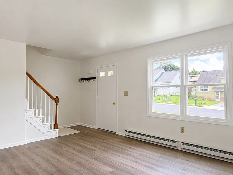 132 Marion Ter — Photo 4