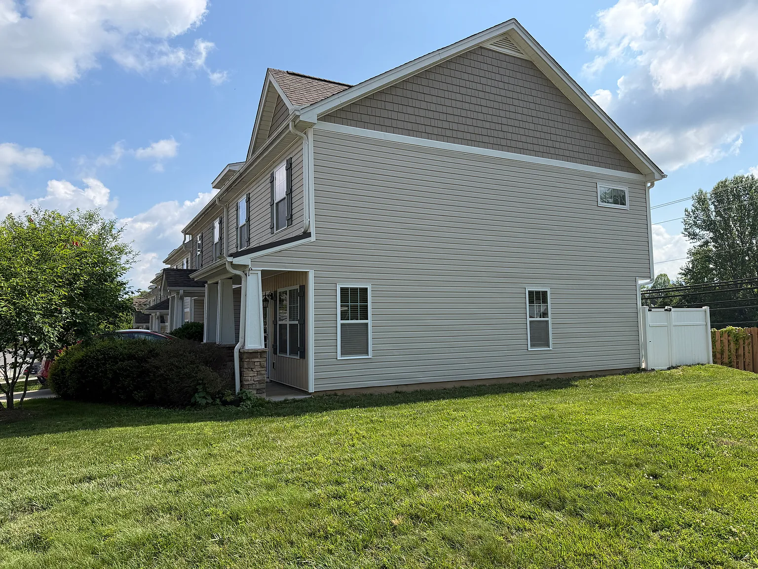 3 bed, 2.5 bath, 1306 sqft, $2,100 — Photo 2