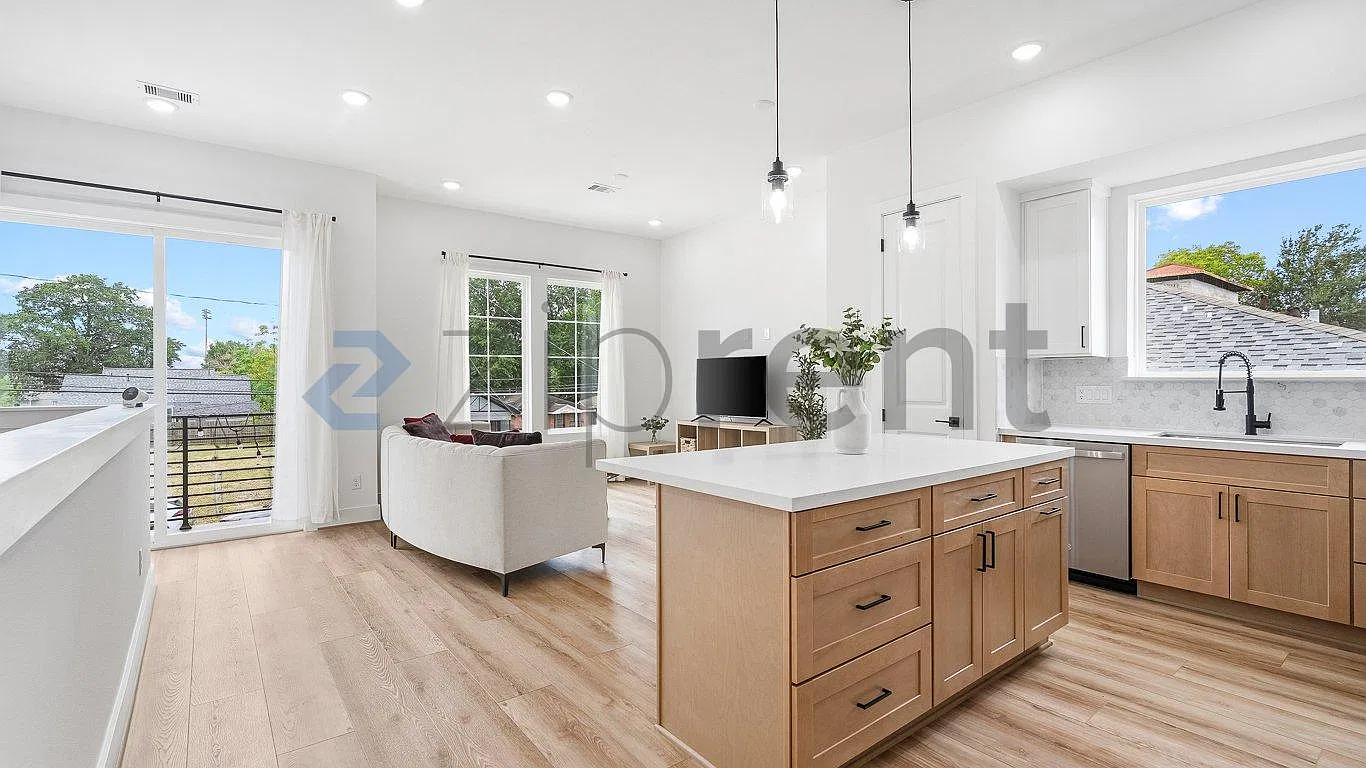 3 bed, 1350 sqft, $3,000 — Photo 4