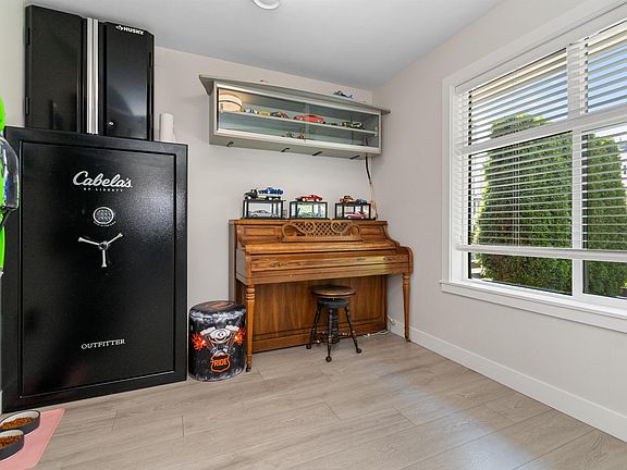 5th image of 46150 Thomas Rd #168