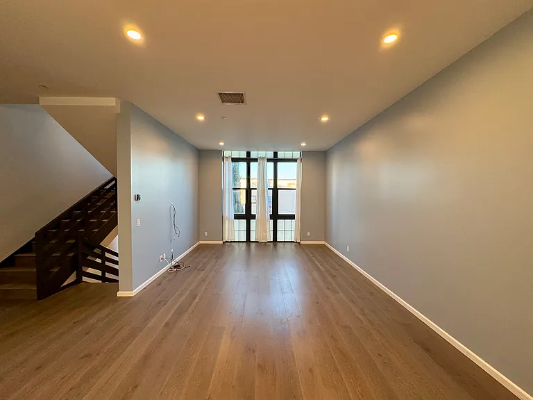 1825 1/2 Alsace Ave — Photo 10
