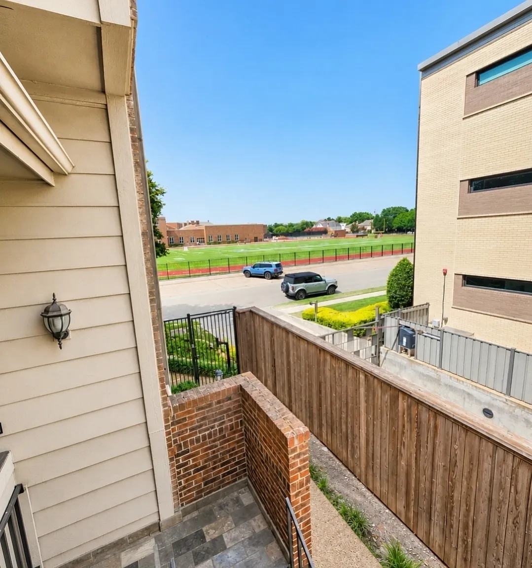 2 bed, 1217 sqft, $4,000 — Photo 2