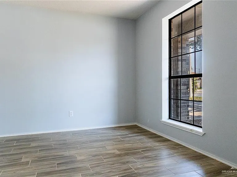 2203 E Coma Ave — Photo 9
