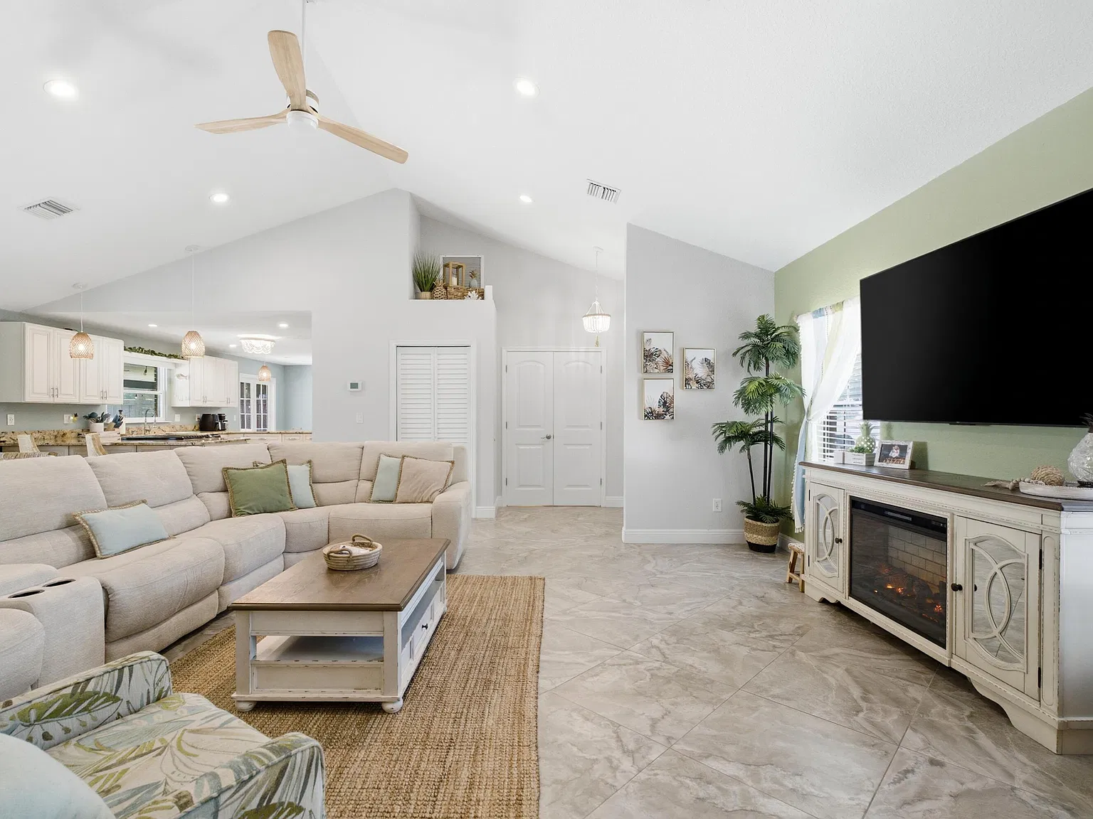 3 bed, 2.0 bath, 2050 sqft, $4,500 — Photo 4