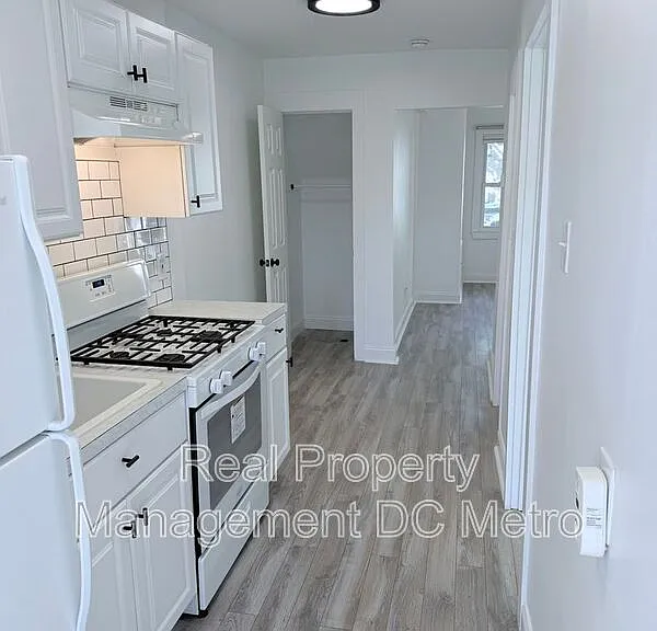 1447 Holbrook St NE — Photo 8