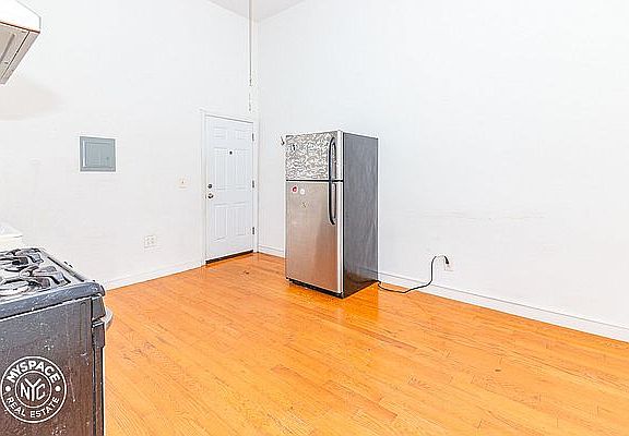 3rd image of 770 Hart St #1