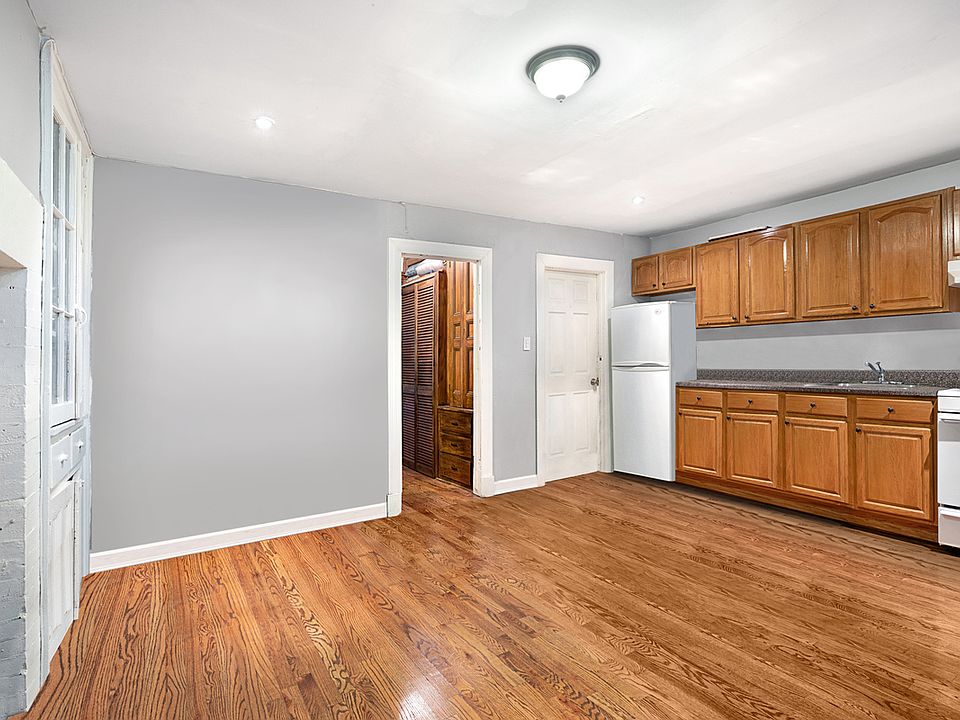 2nd image of 158 Macdonough St #1