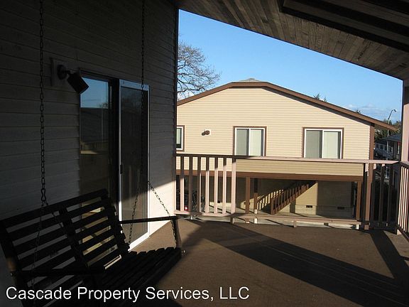 3rd image of 824 SE Jensen St #2