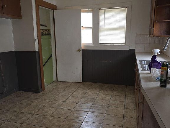 5th image of 438 S Ward St