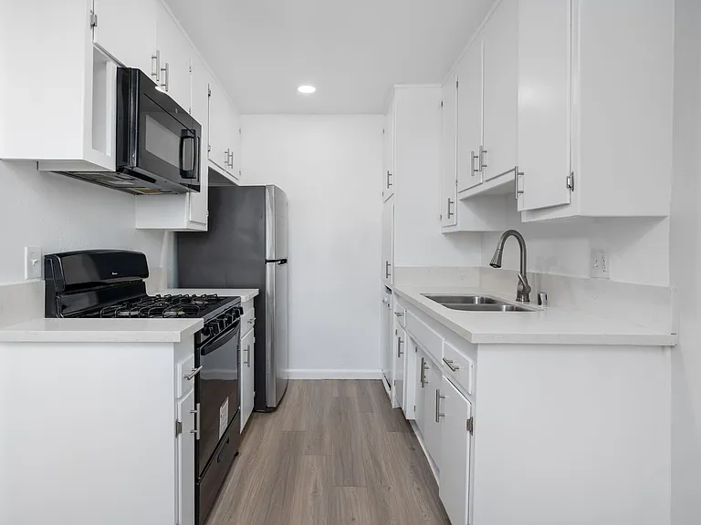 3537 Clarington Ave — Photo 8