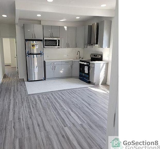 2nd image of 1023 Woodycrest Ave #4